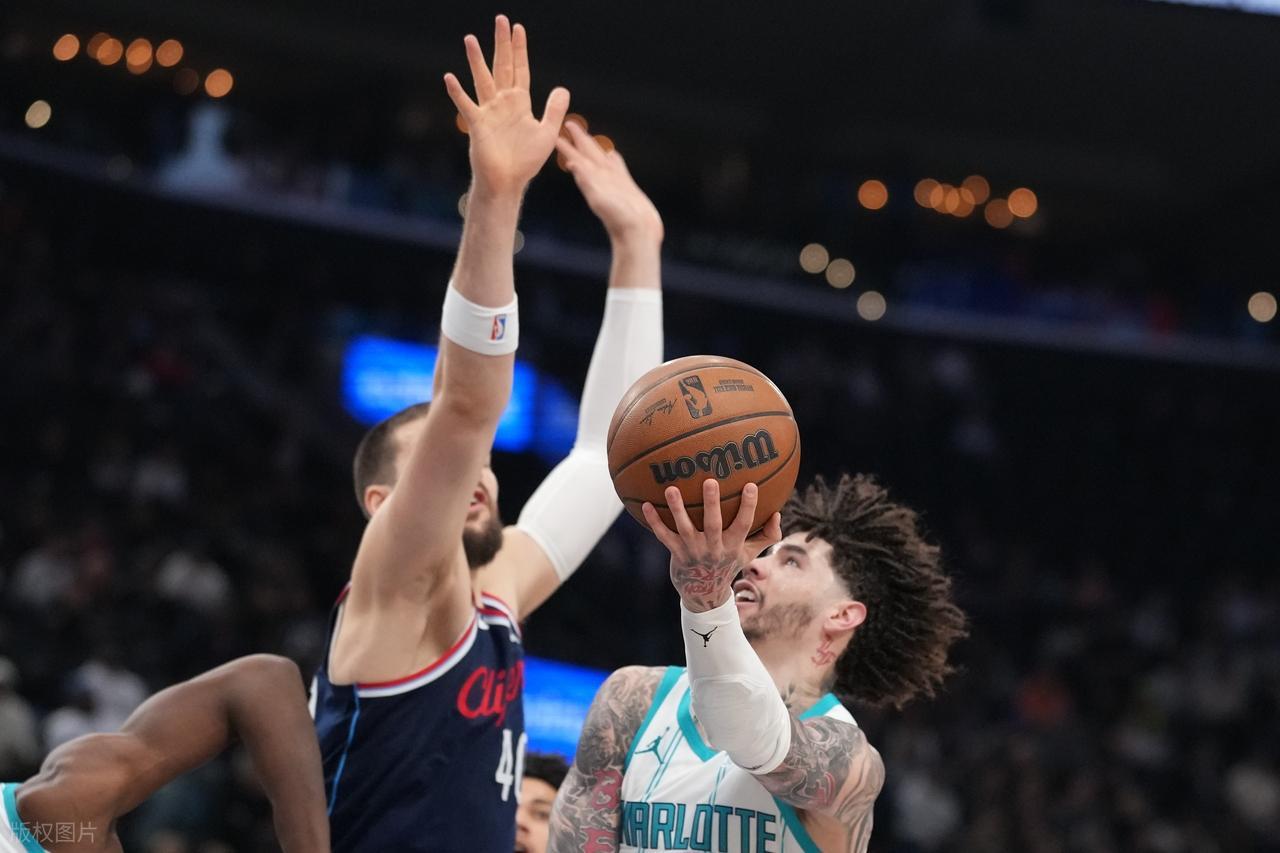 乐鱼官网-超越奥尼尔！哈登得分历史第9！出来见上帝！小卡35+5+3打爆黄蜂